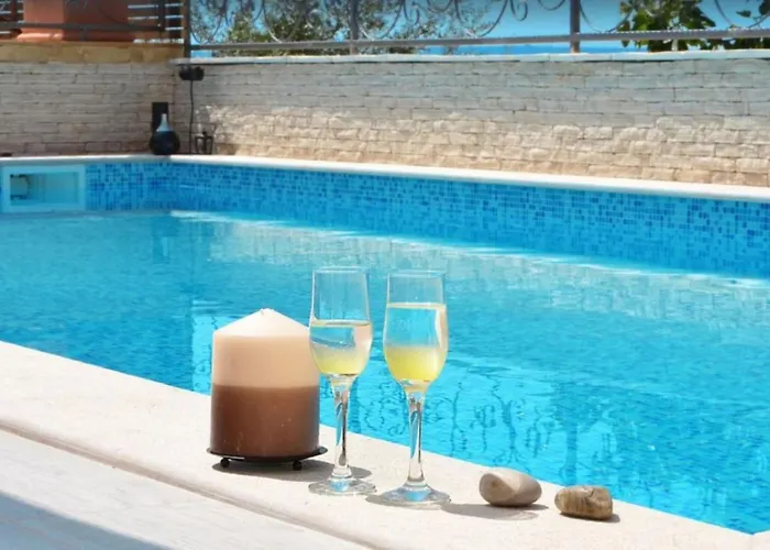 Golden View Τρογκίρ